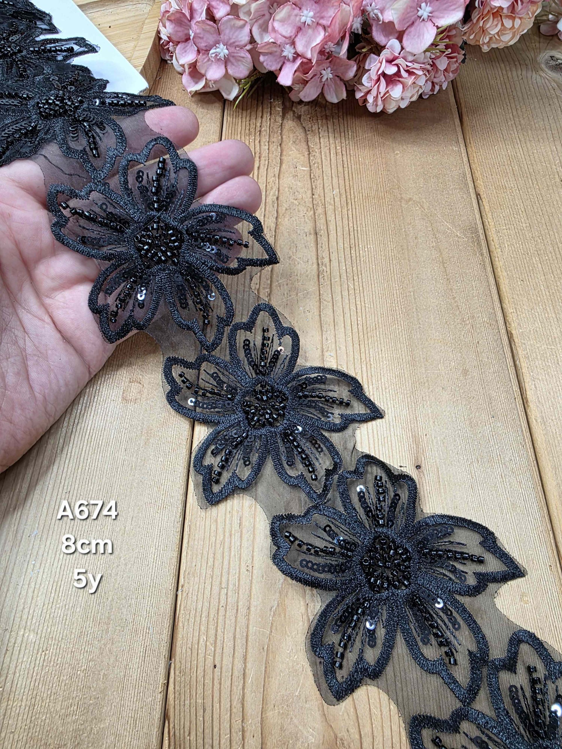 نوار ملیله دوزی کد A674 بسته 5 یاردی سایز 8 سانت نوار ملیله دوزی کد A674 بسته 5 یاردی سایز 8 سانت